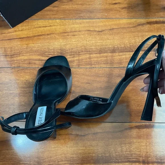 Steve Madden Women's Black Sandals - Picture 3 of 3
